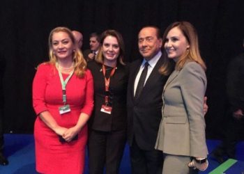 Gratë e PD-së rrethojnë Silvio Berlusconin, mbetet një prej figurave më interesante (Foto)