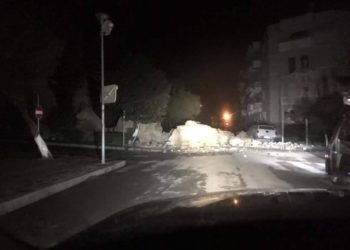 Video/ Dëmtohen krejtësisht dy pallate në Thumanë, po punohet për shpëtimin e banorëve