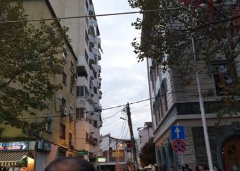 FOTO/ Tërmeti rrezikon të shembë pallatin te “Rruga e Kavajës”, policia rrethon zonën, evakuohen banorët