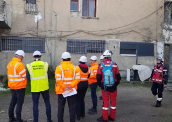 Pas tërmeti/ Stafi i inxhinierëve të FSHZH dhe zjarrëfikësit francez identifikojnë banesat në lagjen 5 në Durrës