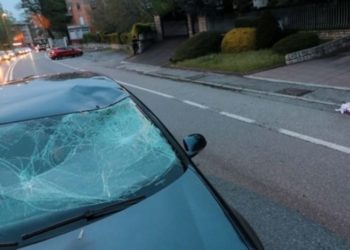 Makina del nga rruga në Elbasan, dy të plagosur, një vajzë në gjendje kritike