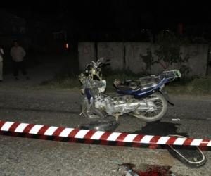 Motori del nga rruga dhe përfundon në kanal, plagoset rëndë drejtuesi