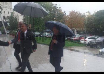 Aktualiteti në vend, katër ambasadorë i shkojnë Lulzim Bashës në zyrë