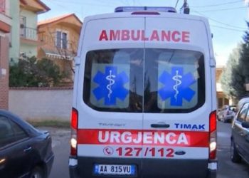 Protestuesit e PD te Astiri bëjnë për spital punonjësin e IKMT, me urgjencë drejt Traumës