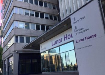 “Jam gay, dua azil”, shqiptari rikthehet në Angli pasu e dëbuan se ngacmoi seksualisht një grua