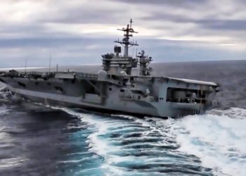 VIDEO spektakolare, luftanija amerikane bën manovra në det