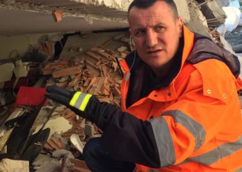 Rrëfimi i zjarrfikësit Arben Cara: Si i gjeta nën rrënoja 7 familjarët e mi të pajetë