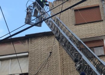 Rrezikonin jetën e kalimtarëve, Bashkia e Tiranës heq soleta, oxhaqe e panele të shkëputura nga tërmeti