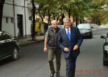 VIDEO/ “Kam qëndruar më pak”, badigardi i Berishës sherr për 200 lekë parkimi, thyen kasën te sheshi “Skënderbej”