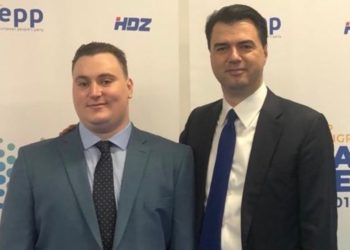 “Na mungon Sokoli”, Basha krah djalit të Olldashit: Po ecën në gjurmët e babait