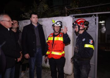 Edhe Basha në Durrës me të prekurit nga tërmeti: Do ta kalojmë këtë situatë tragjike, po punohet në kushte të vështira