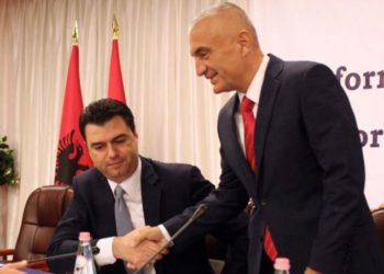 “Kushtetuesja” u ngrit, opozita ra sërish