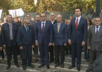 75-vjetori i Çlirimit të kryeqytetit/ Basha i bën homazhet tek memoriali i ish-të përndjekurve politikë