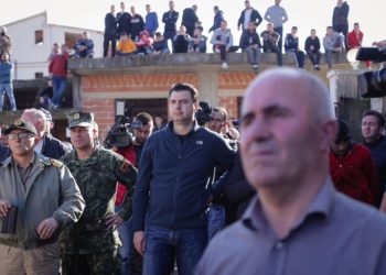 Basha tek familjet e prekura nga tërmeti në Durrës, thirrje Ramës: Shpall gjendjen e jashtëzakonshme