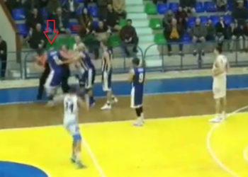 Video/ Basketbollisti i Tiranës rreh arbitrin me shpulla e grushte derisa sa e shtrin në tokë