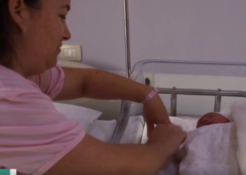 Video/ 30 067 bebe përfitojnë bonusin, nënat e reja ndajnë emocionet e para