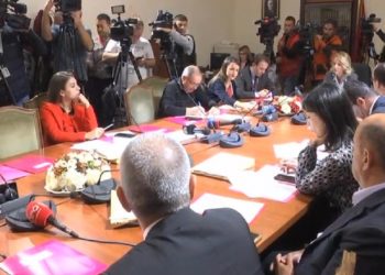 “Parlamenti mos futet në ujëra të turbullta”, Bushati kundër rezolutës për financimet e huaja (Debatet)