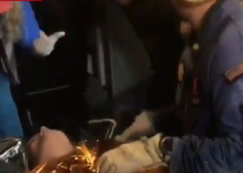 Nën rrënoja si familje për gati 16 orë, zjarrfikësit grekë nxjerrin nga rrënojat Lindita Carën