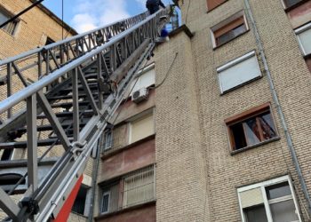 Rrezikonin jetën e kalimtarëve, Bashkia e Tiranës heq soleta, oxhaqe e panele të shkëputura nga tërmeti