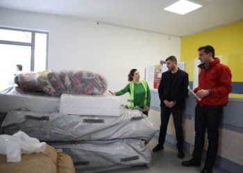 Kryebashkiaku shpërndan ndihma në Zall-Herr dhe premton: Shtëpitë e pabanueshme do të rindërtohen