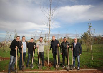 “Kombëtarja” mbjell pemë, Veliaj bën bashkë legjendat e futbollit shqiptar