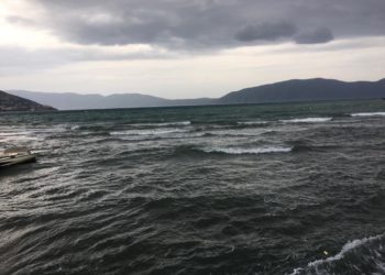 Erë e fortë e shi në Durrës/ Pezullohet lundrimi trageteve në Adriatik