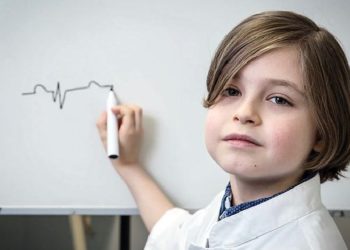 9-vjeçari belg thyen rekordin/ Diplomë Bachelor për Inxhinieri Elektrike