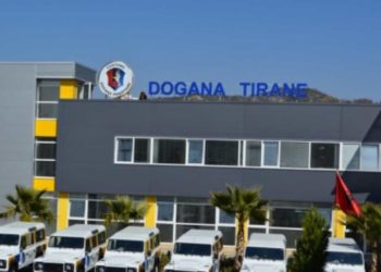 Dëmtohet godina e Drejtorisë së Doganës Tiranë, urdhërohet evakuimi i punonjësve