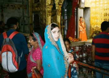 Dua Lipa “mbulohet” me shami të kaltër, për një arsye që do e bënim të gjithë