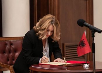 Elsa Toska betohet te Meta: Do t’i qëndroj besnike Kushtetutës