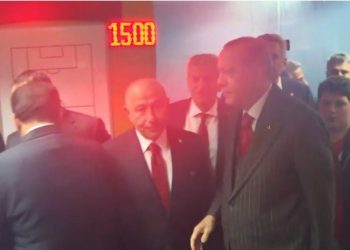 FOTO/ Erdogan zbret në stadium, përgëzon kombëtaren për kualifikimin: Franca ndalet nga Shqipëria se luajnë në stadiumin e ri