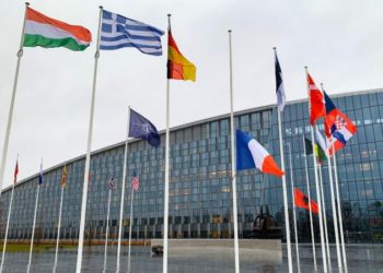 Tërmeti katastrofik, NATO ul në gjysmështizë flamurin shqiptar