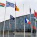Tërmeti katastrofik, NATO ul në gjysmështizë flamurin shqiptar