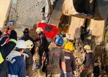 Zjarrfikësi bën gjestin emocionues, valëvit flamurin shqiptar mes gërmadhave të tërmetit