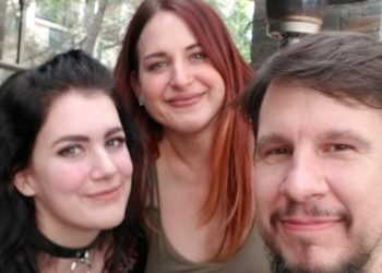 FOTOT/Poligamia moderne,  800 km për të humbur virgjërinë me burrin 24 vite më të madh dhe miken e tij