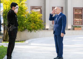 “Ti do jesh ushtari i dytë në mbrojtje të Republikës i pari jam unë”/ Meta nderon ushtarin e Gardës
