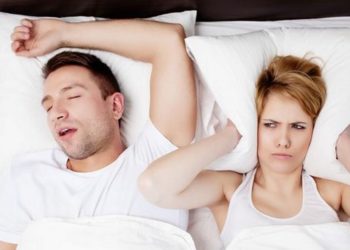 Partneri juaj gërhet? Ja si ndikon kjo në shëndetin tuaj sipas ekspertëve