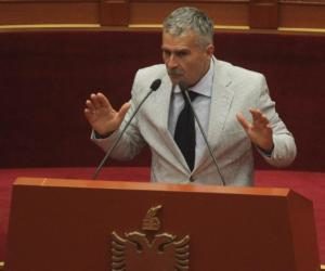 Tërhoqi vëmendje në Kuvend, Kujtim Gjuzi u shfaq me orë floriri me gurë të çmuar (Foto)