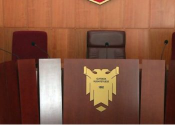Ironizon Astrit Patozi: Pse të mos kemi 3 Gjykata Kushtetuese?