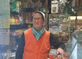 Kjo gjyshe është një heroinë, si shpëtoi pastiçerinë nga grabitësi me vetëm një kafshim