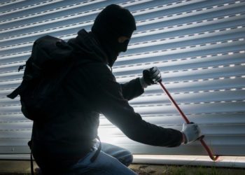 Tmerr në banesën e tre studentëve në Durrës/ Fqinjët vlonjatë i vjedhin nën kërcënimin e thikës