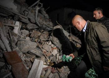 Haradinaj pranë të mbijetuarve në Thumanë, vëmendjen ia tërheq një lodër mes gërmadhave