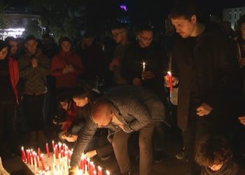 Homazhe në sheshin “Skënderbej”, artistë dhe qytetarë ndezin qirinj për viktimat