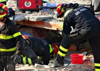 Ndërtime të paorganizuara”/ Rrëfimi i zjarrfikësit Italian: Njerëzit na falenderonin, na jepnin ushqim e prapë dridheshin nga frika