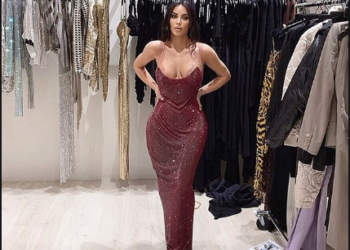 FOTO/ Kim Kardashian “tërbon” fansat, tregon format me një fustan “Versace”