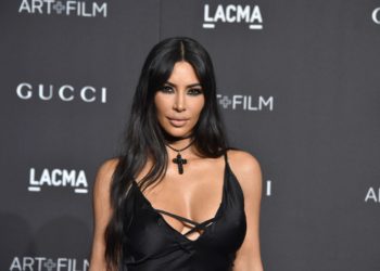 Prangoset turistja, kishte pasaportë false me foton e Kim Kardashian