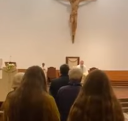 “Tërmeti na ka vrarë të gjithëve”, Kryemadhi lutet në Kishë për tragjedinë e shkaktuar në vend