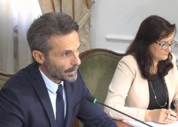 KLP-ja kërkon shoferë për anëtarët! Fino: Absurde, po ulim nivelin e bisedës. Batuta e Alimadhit: Zotëria është nga Gjirokastra