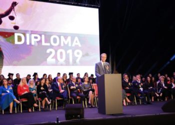 “Korrupsioni është gjithandej”, zv.ambasadori i SHBA studentëve të Drejtësisë: Luftojeni dhe demaskojeni!