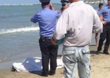 Gjendet një trup i pajetë në detin e Durrësit, nxirret në breg nga një peshkarexhë